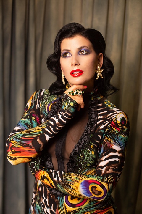 Machiaj pentru un look tineresc: Cum să ascunzi semnele de oboseală