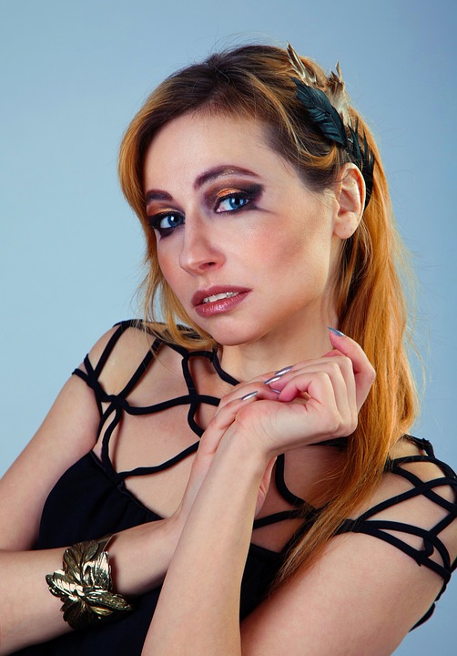 Cum să creezi un machiaj de pin-up clasic și feminin