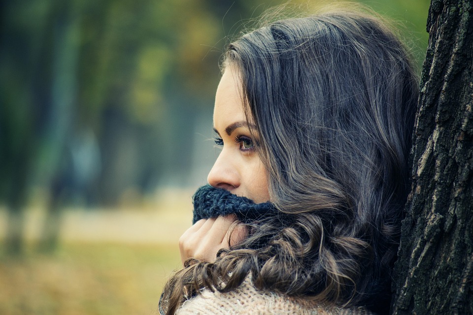 Cum să eviți ʼcake faceʼ când folosești fond de ten